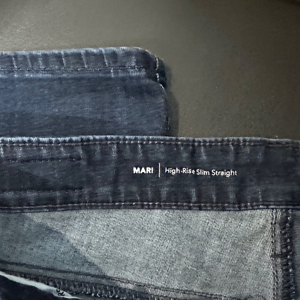 570.  AG Adriano Goldschmied Dark Blue Straight Leg High Rise Jeans size 32 - Picture 2 of 8